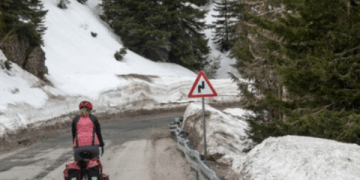 Ishte bllokuar nga bora, QKMK njofton se rruga Pejë-Rozhajë është e kalueshme për kamionët