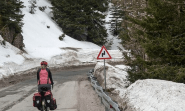 Ishte bllokuar nga bora, QKMK njofton se rruga Pejë-Rozhajë është e kalueshme për kamionët