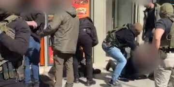 Arr*estohen në flagrancë dy të dyshuar për f@jde, i kërkonin viktimës shtëpinë e lokalet në vlerë rreth 1 milion euro në emër të kamatave