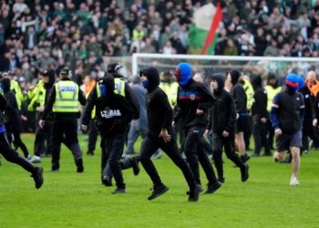 Nëntë të arr*estuar, pas përplasjes mes tifozëve të Rangers dhe Celticut në fushë