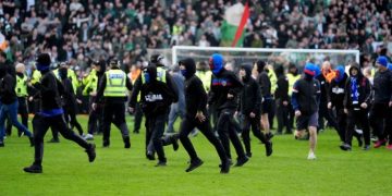 Nëntë të arr*estuar, pas përplasjes mes tifozëve të Rangers dhe Celticut në fushë