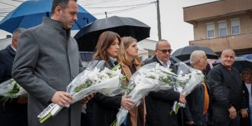 Haxhiu dhe Konjufca nderojnë vi*ktimat e m@sakrës së Podujevës