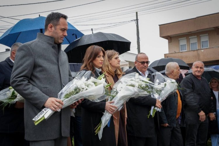 Haxhiu dhe Konjufca nderojnë vi*ktimat e m@sakrës së Podujevës