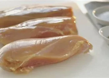 AKU bllokon 738 kg mish pule dhe djathë të rrezikshme për konsum