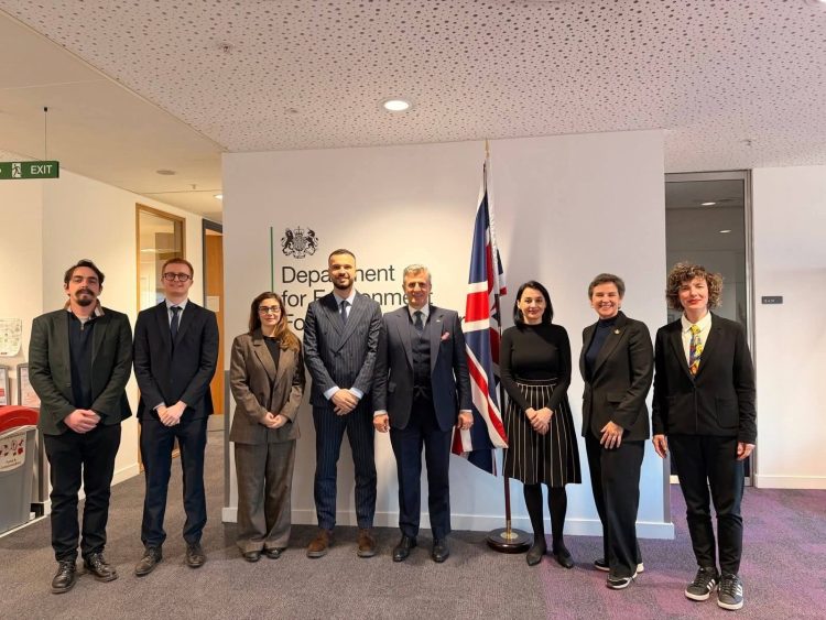 Ministrja Pacolli takon ministren britanike Mary Creagh në Londër