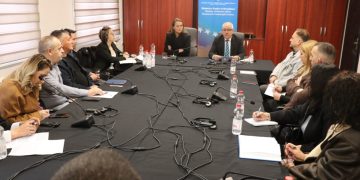 Zbatimi i Ligjit për Automjete dhe të Huaj, Sveçla mbledh zyrtarët e komunave në veri