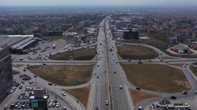 Policia njofton bllokim të përkohshëm të segmentit Prishtina Mall-Veternik-QMI
