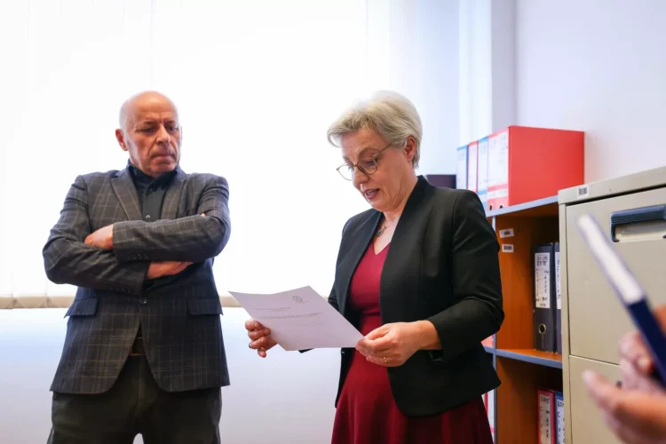 “Drejtësia e prekshme për qytetarët” – Gërvalla viziton Zyrën për Ndihmë Juridike Falas në Gjilan