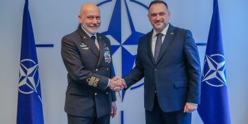 Ministri shqiptar i Mbrojtjes takon drejtuesit e NATO-s në Bruksel, në vëmendje edhe Kosova