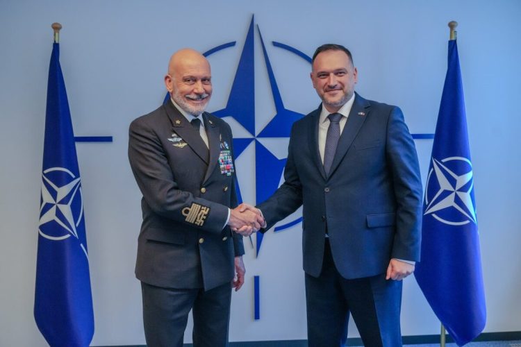 Ministri shqiptar i Mbrojtjes takon drejtuesit e NATO-s në Bruksel, në vëmendje edhe Kosova