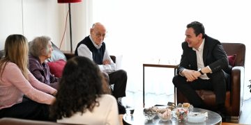 Kurti viziton profesorin 97-vjeçar për Pashkë, vlerëson kontributin në arsim dhe kulturë