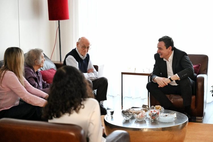 Kurti viziton profesorin 97-vjeçar për Pashkë, vlerëson kontributin në arsim dhe kulturë