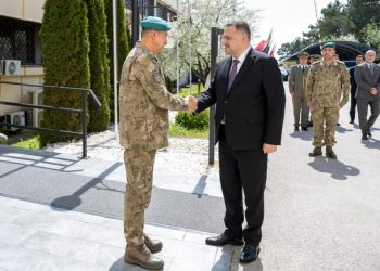 Komandanti i KFOR-it takohet me ministrin Nufi
