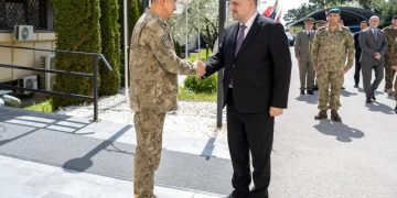 Komandanti i KFOR-it takohet me ministrin Nufi