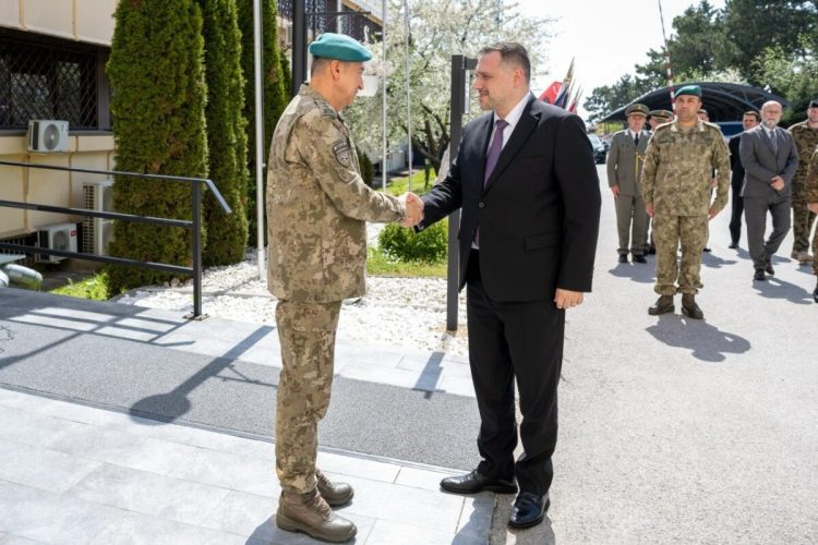 Komandanti i KFOR-it takohet me ministrin Nufi