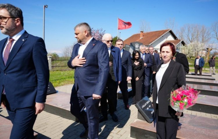 Hoti kujton M@sakrën e Rezallës: Serbia i fshehu krìmet në varreza masive