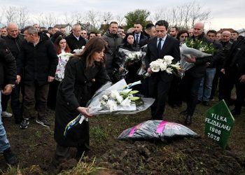 Kurti merr pjesë në varrimin e Yllka Fejzullahut, e cilëson humbje të madhe