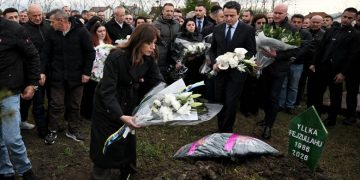 Kurti merr pjesë në varrimin e Yllka Fejzullahut, e cilëson humbje të madhe