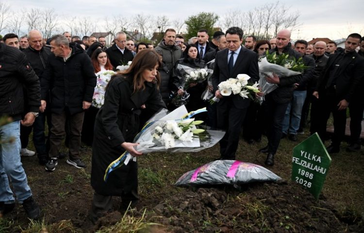 Kurti merr pjesë në varrimin e Yllka Fejzullahut, e cilëson humbje të madhe