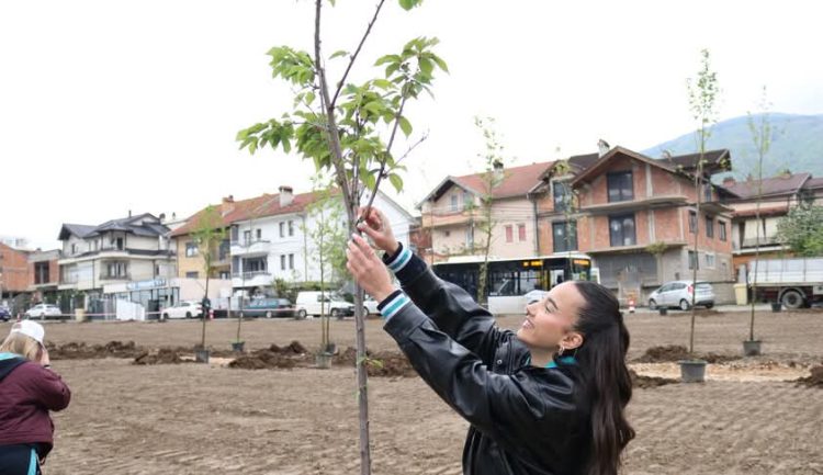 Shkollat Ndërkombëtare Maarif të Kosovës mbollën 50 fidanë në Ditën e Tokës
