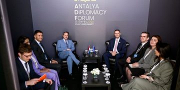 Forumi i Diplomacisë: Konjufca zhvillon takime të rëndësishme, në fokus forcimi i bashkëpunimeve