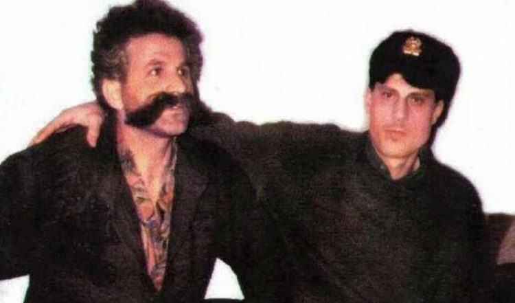 Mesazh pa fjalë, Endriti publikon foton e Thaçit krah Adem Jasharit