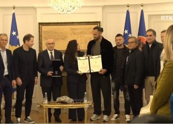 Osmani dekoron futbollistët e Kosovës (Video)