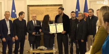 Osmani dekoron futbollistët e Kosovës (Video)