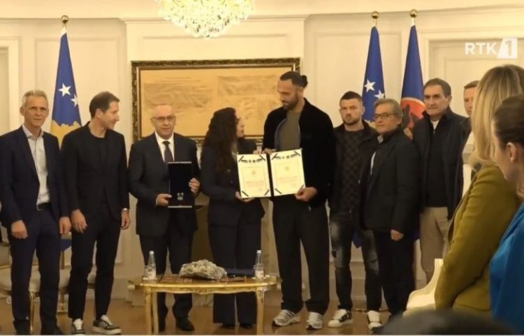 Osmani dekoron futbollistët e Kosovës (Video)