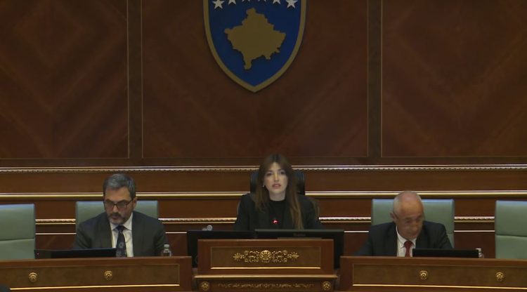 Seanca plenare nis me kujtimin e demonstratave të pranverës së ’81-ës