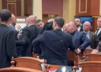 Tension në Kuvendin e Shqipërisë, opozita tenton ta ndal Ballën, deputeti vazhdon fjalën (VIDEO)