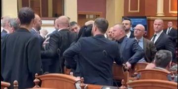Tension në Kuvendin e Shqipërisë, opozita tenton ta ndal Ballën, deputeti vazhdon fjalën (VIDEO)