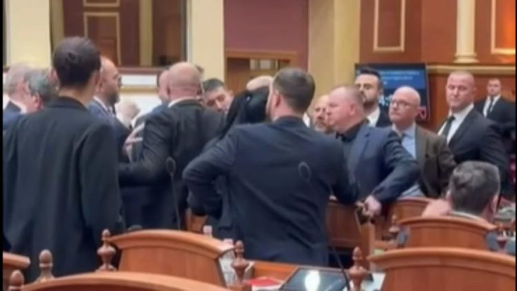 Tension në Kuvendin e Shqipërisë, opozita tenton ta ndal Ballën, deputeti vazhdon fjalën (VIDEO)