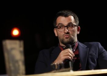 “Dy persona i kanë mshu derës përreth 20 min, kam njoftu Policinë” – Shkëlzen Gashi flet për ekspozitën, reagimet e bastisjen e shtëpisë