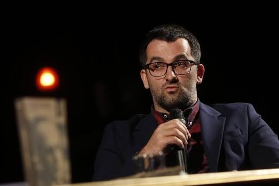 “Dy persona i kanë mshu derës përreth 20 min, kam njoftu Policinë” – Shkëlzen Gashi flet për ekspozitën, reagimet e bastisjen e shtëpisë