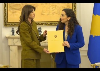 Ditën e parë si ushtruese e detyrës së presidentes, Albulena Haxhiu e nis me homazhe