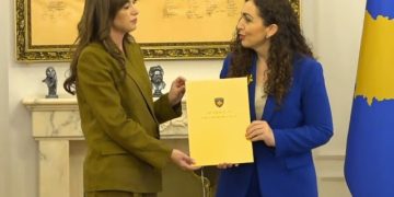 Ditën e parë si ushtruese e detyrës së presidentes, Albulena Haxhiu e nis me homazhe