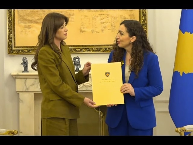 Ditën e parë si ushtruese e detyrës së presidentes, Albulena Haxhiu e nis me homazhe