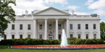 Një i dyshuar në kërkim, pas të shtënave me armë pranë Shtëpisë së Bardhë