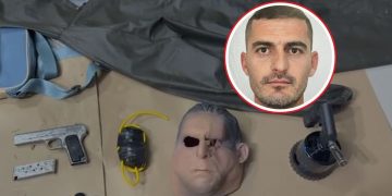Me maskë silikoni në fytyrë, ky është 37-vjeçari shqiptar që u kap me eksploziv e armë (VIDEO)