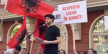 “Ne flasim shqip”, me protestë studentët shqiptarë kërkojnë provime në gjuhën amtare në Shkup