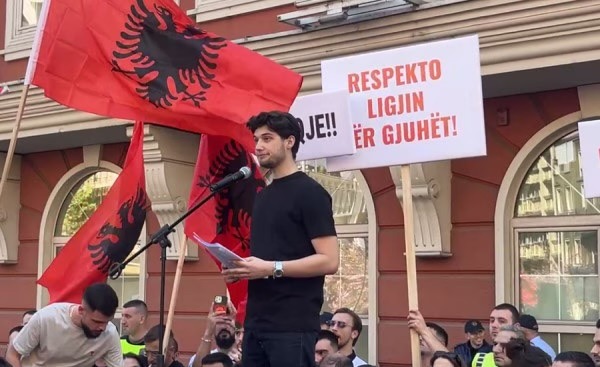 “Ne flasim shqip”, me protestë studentët shqiptarë kërkojnë provime në gjuhën amtare në Shkup