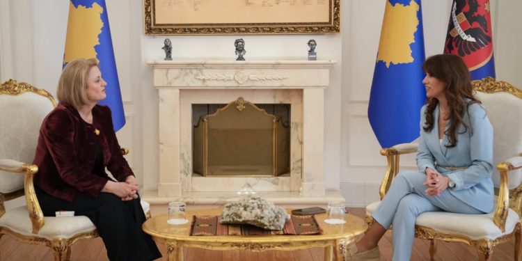 Haxhiu ofron mbështetje për të mbijetuarit e dhunës seksuale gjatë luftës