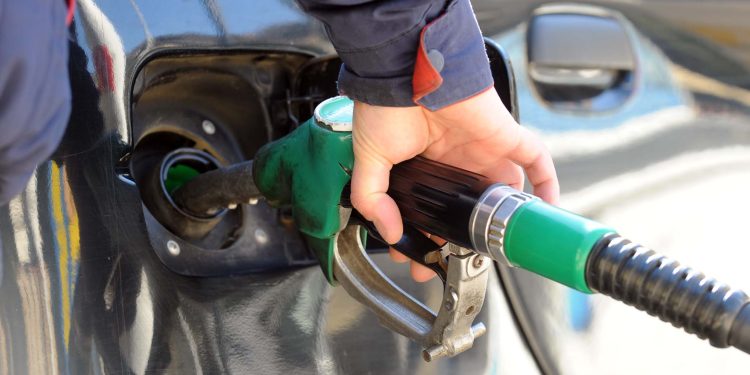 OPATIJA, 08. 03. 2011. - BENZIN, BENZINSKA STANICA, NAFTA, PUMPA, POSKUPLJENJE, CIJENA, TANK, TANKANJE, 10 KN, INA  SNIMIO: VEDRAN KARUZA