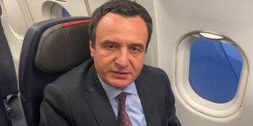 Kurti udhëton për në Londër, merr pjesë në një diskutim për shtetformimin ekonomik