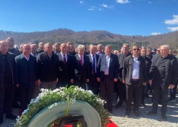 Koshare bashkon krerët shtetërorë e politikë për homazhe