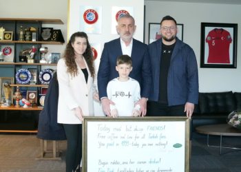 Ofroi kafe e çaj falas për tifozët turq, pronari i restaurantit nga Prishtina, pritet në Federatën e Futbollit të Turqisë