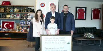 Ofroi kafe e çaj falas për tifozët turq, pronari i restaurantit nga Prishtina, pritet në Federatën e Futbollit të Turqisë