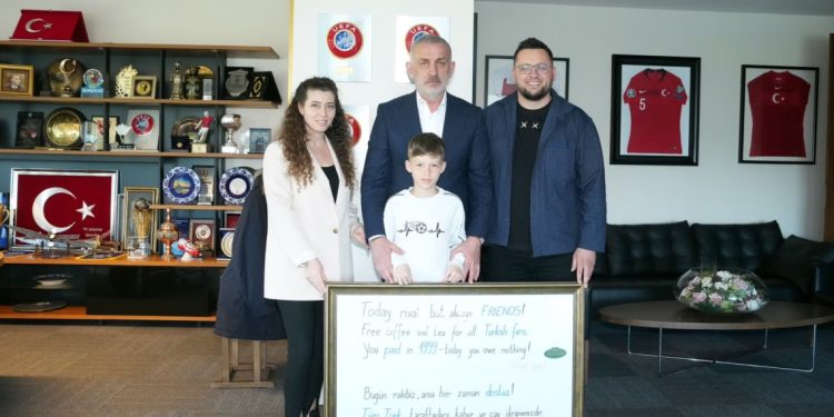 Ofroi kafe e çaj falas për tifozët turq, pronari i restaurantit nga Prishtina, pritet në Federatën e Futbollit të Turqisë