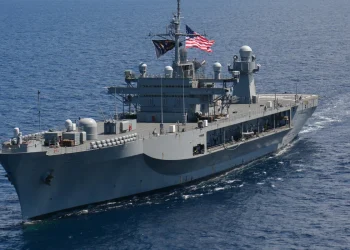 Disa anije të Marinës Amerikane kalojnë Ngushticën e Hormuzit, pason reagimi i Trump